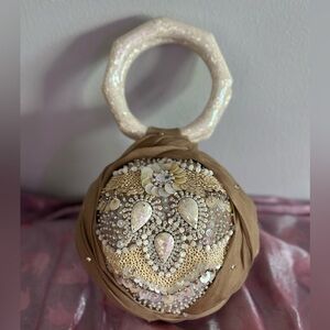 Beautiful Aranaz beaded and abalone round clutch